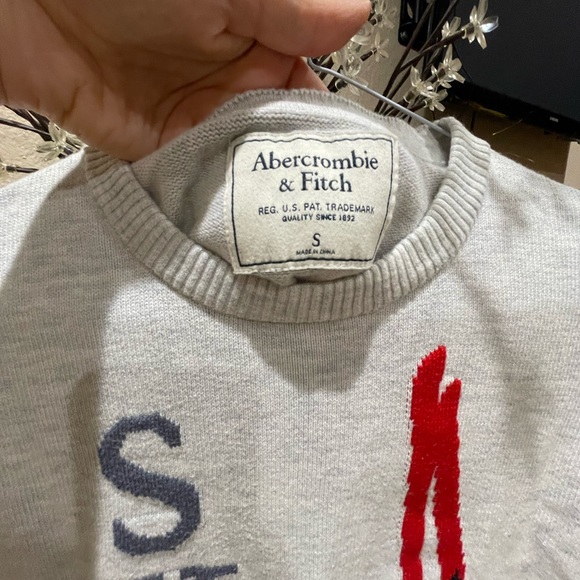 Sweaters - Picture 4 of 4